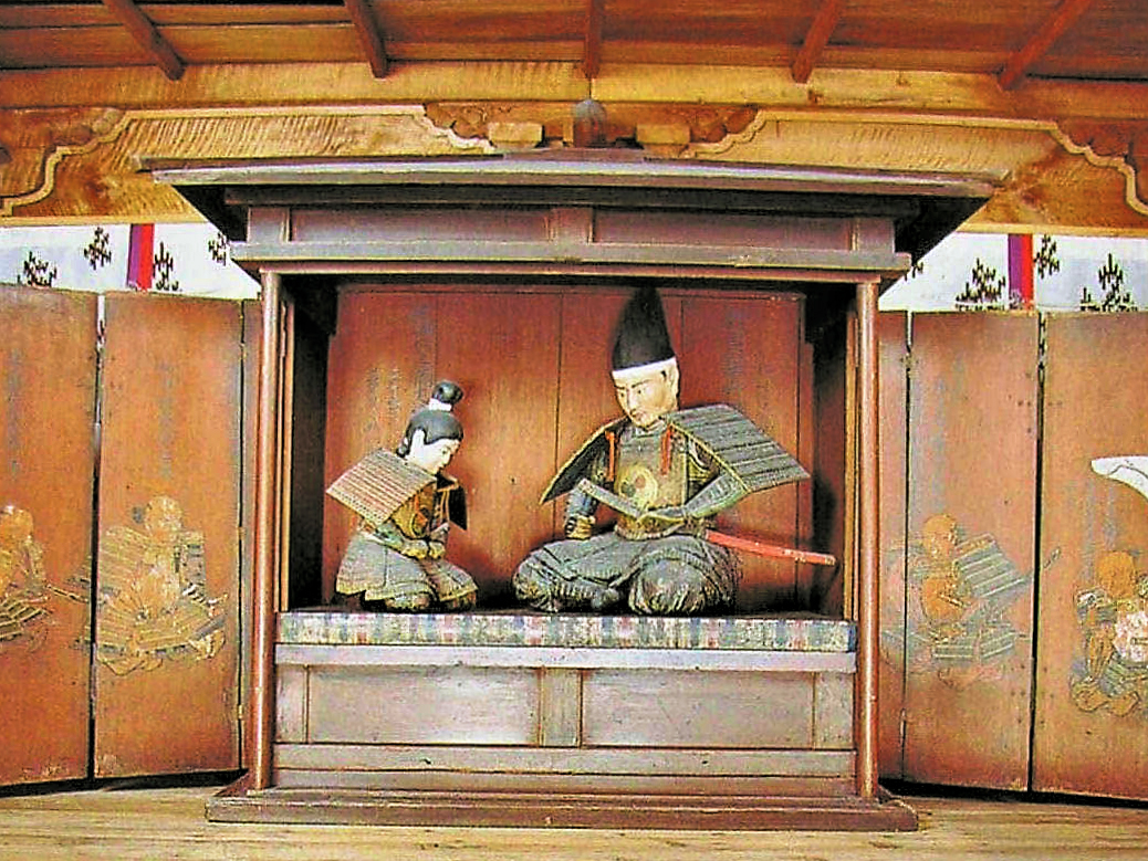 楠神社の例祭の際に開扉される楠木正成と正行父子像